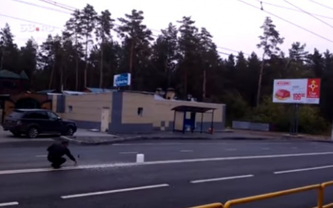 Под Самарой мужчина, несогласный с разметкой, разрубил топором двойную сплошную (видео)