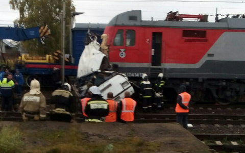 Очевидцы делятся фотографиями с столкновения поезда и автобуса