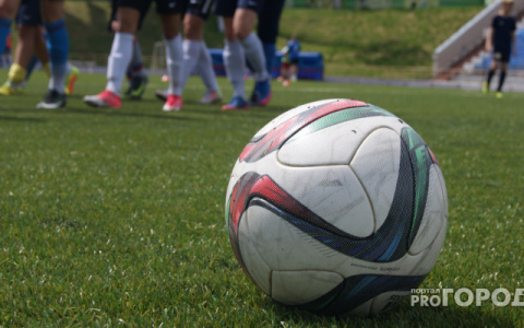 Владимирский футбольный комментатор ушел из эфира из-за возмутительного решения судьи (видео)