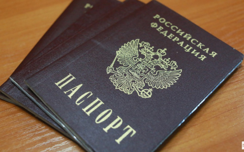 Жительница Коврова перекроила свои паспорт, вклеив туда недостающую страницу
