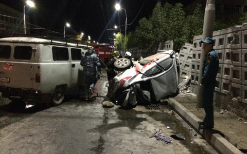 Шокирующее ДТП у Химзавода: такси превратилось в груду железа и снесло бетонный забор