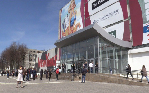 У Мегаторга сбили 25-летнюю девушку, которая шла по переходу на "зеленый"