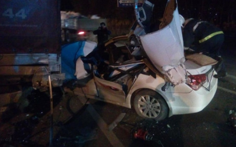 На пересечении улиц Гастелло и Куйбышева легковушка "улетела" под грузовик