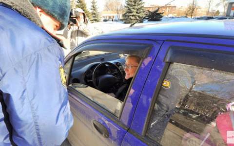 Как автомобилистам не нарваться на штраф, вешая на машину знак "Ш"