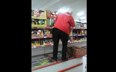 Продавец  владимирского «Магнита» в грязной обуви забралась на холодильник