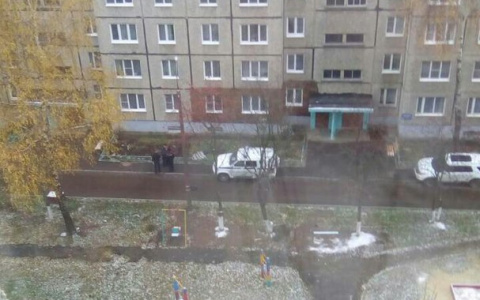 В Добром труп пролежал несколько часов на улице, пока мимо дети шли в школу и садик