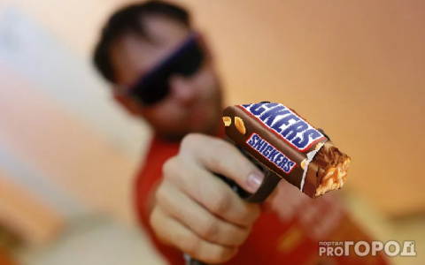 Новости России: мужчина грабил людей, угрожая им «Сникерсом»