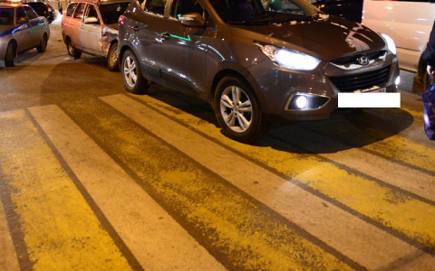 В Октябрьском районе с разницей в 20 минут на "зебре" сбили двух молодых людей