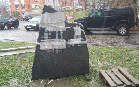 Владимирца смутило надгробье у Дома ветеранов