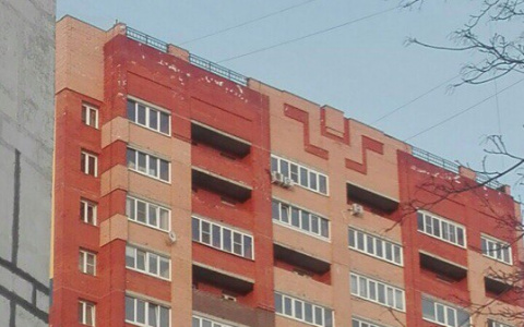 С новостроек на улице Тракторной отлетают кирпичи