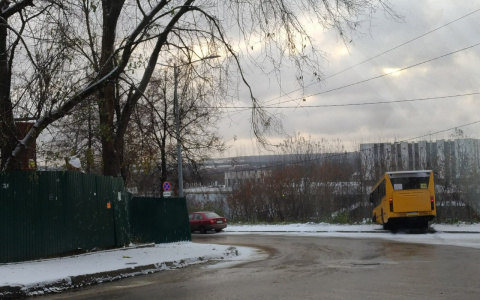 Во Владимире на дороге, ведущей к вокзалу, автобус "улетел" с проезжей части