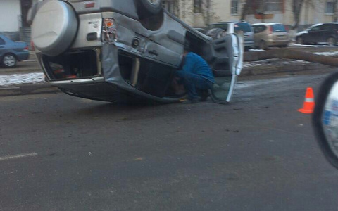 На Суздальском проспекте внедорожник перевернулся на 180 градусов