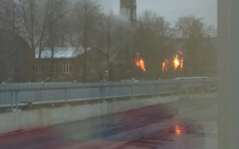 В районе Ашана вспыхнул мощный пожар