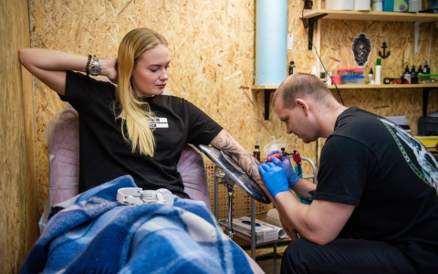 "На эту и на ту набью себе тату": интервью с Анной Богдановой