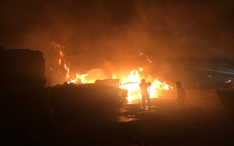 Во Владимире 48 человек 5 часов тушили склад макулатуры на улице 16 лет Октября