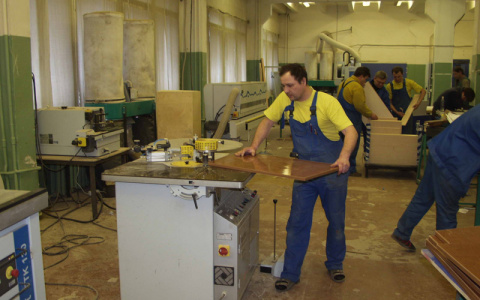 В Коврове на мебельном производстве мужчине оторвало кисти рук