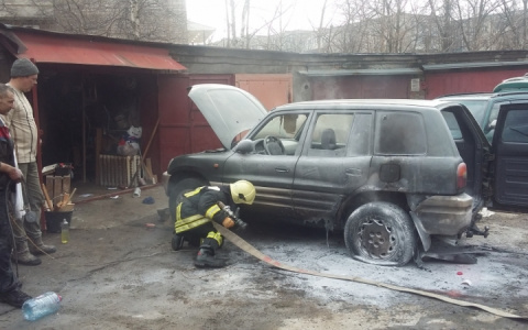 Во Владимире на глазах у хозяина вспыхнул автомобиль