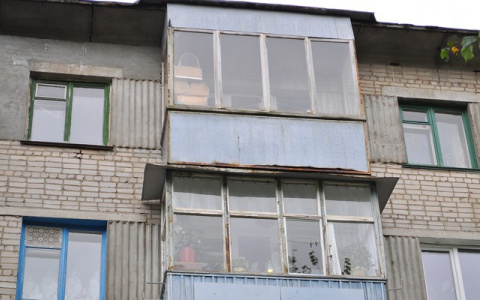 На Юбилейной беременная женщина выпала с балкона, развешивая белье