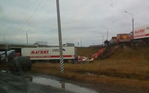 В Колокше "магнитовская" фура свалилась с моста