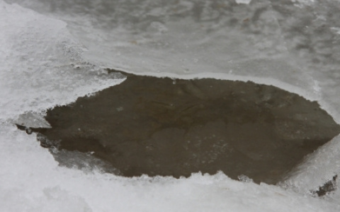 Владимирцев просят не выходить на лед водоемов