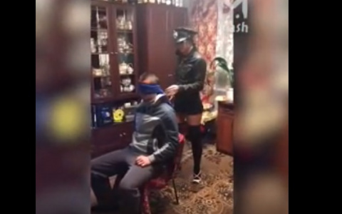 Новости России: сестра подарила брату стриптиз на глазах у детей и родителей (видео)