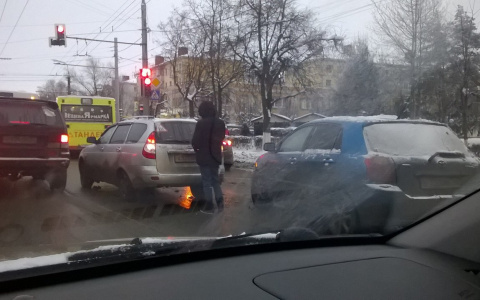 Утренняя пробка на проспекте Ленина парализовала движение