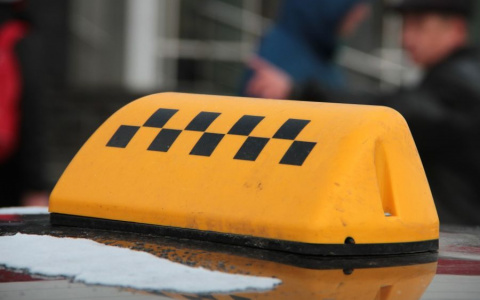 Озабоченный таксист изнасиловал своего клиента-мужчину прямо в салоне авто