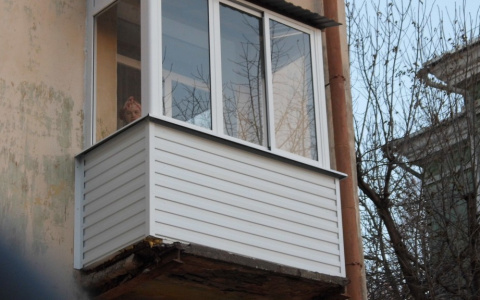 Суд разрешил взимать деньги с соседей за курение на балконах