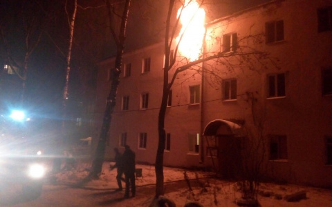 Владимирские пожарные спасли двух жильцов дома на улице Асаткина