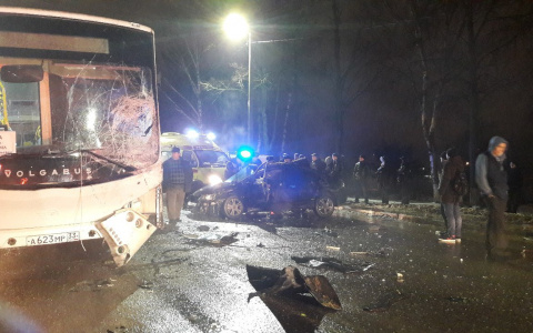 Шокирующее ДТП на Дуброве: авто на полной скорости влетело в автобус