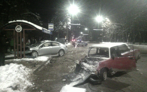 В Коврове водитель оказался зажат в салоне пылающего авто