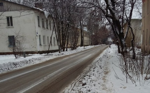 Владимирские мамы с колясками вынуждены ходить в поликлинику по проезжей части