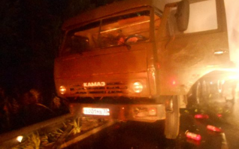 Под Вязниками "Камаз" столкнулся с "двенашкой"