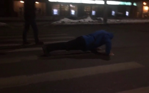 В сети набирает популярность видео с владимирцем, который отжимается прямо на пешеходном переходе