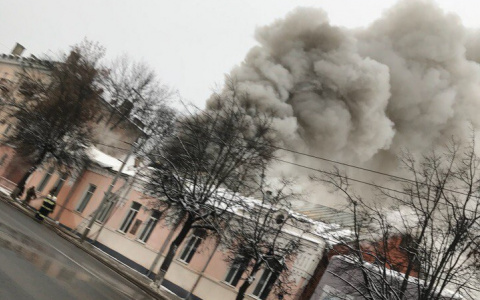 Крупный пожар на Большой Нижегородской парализовал движение в городе