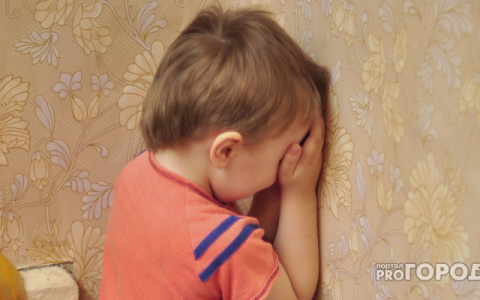 Новости России: годовалый малыш запер маму на балконе в мороз