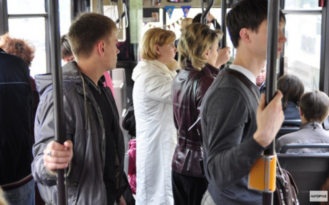 Горожанка: "Водитель автобуса зажал дверями коляску, а отец малыша в ответ разбил стекло!"