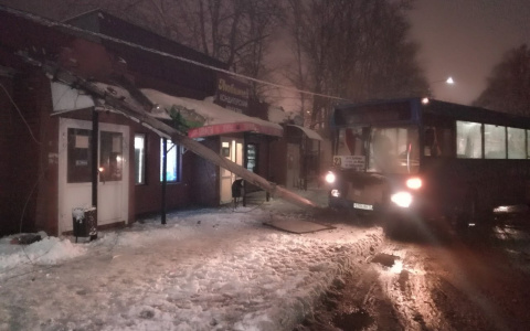 На Куйбышева автобус снес столб на остановке и повалил его на ларек