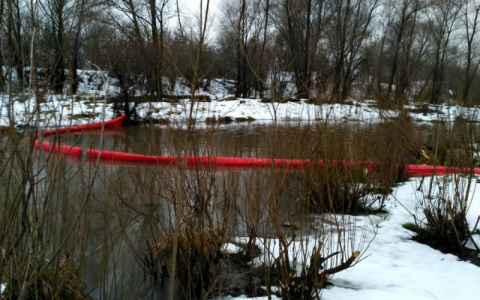Рыжее пятно, образовавшееся на Клязьме, вызвало тревогу у спасателей