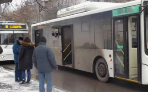 На Добросельской из-за резкого торможения автобуса пассажир сломал плечо