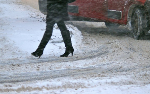 На проспекте Ленина автобус сбил девушку, идущую по "зебре"