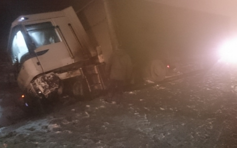 ДТП в Александровском районе: фура в кювете и несколько пострадавших