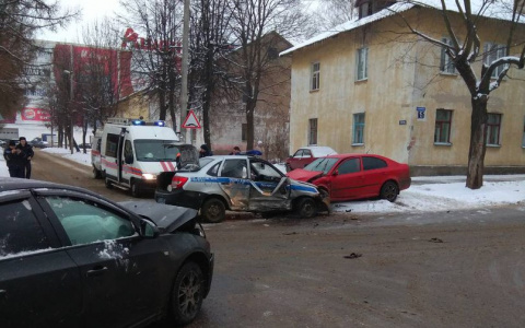 В аварии во Владимире разбились две иномарки и полицейская машина