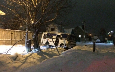 В Коврове водитель автобуса во время движения потерял сознание и попал в ДТП