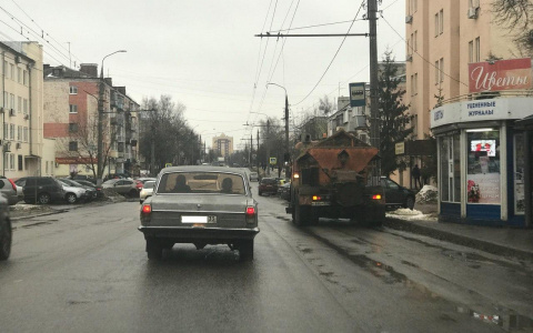 Владимирские коммунальщики гоняют воду по асфальту и засыпают лужи песком