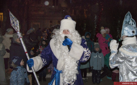 Во владимирских дворах провели больше 40 детских "елок"