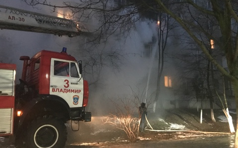 Крупный пожар произошел в одной из квартир на Добросельской