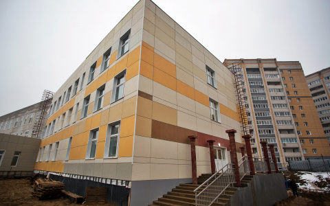 Строили, строили: чиновники отчитались о строительстве школы во Владимире (фото)