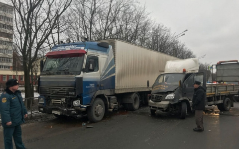 Три автомобиля не поделили дорогу на Растопчина