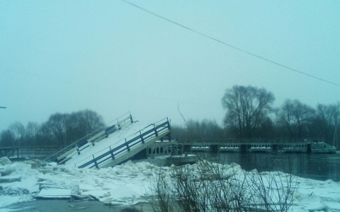 Во Владимирской области лед сдвинул мост